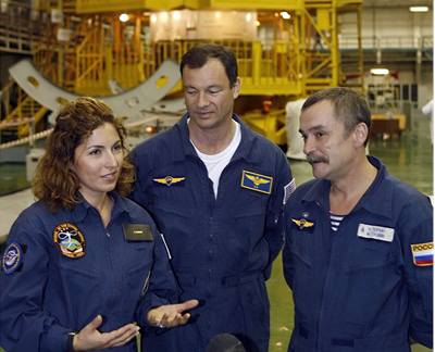 Tři členové posádky Sojuzu (zleva: Anousheh Ansariová, Michael Lopez-Alegria, Michail Ťjurin).