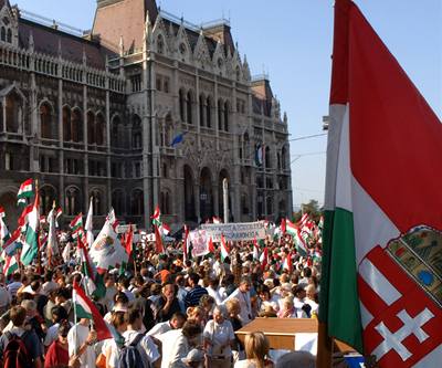 Protesty v Budapeti proti odstoupení premiéra Ference Gyurcsányho.