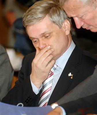 Ministr financí Vlastimil Tlustý na jednání vlády.