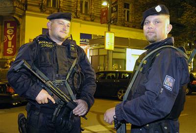 Hrozba teroru v Praze - policisté se samopaly hlídají msto