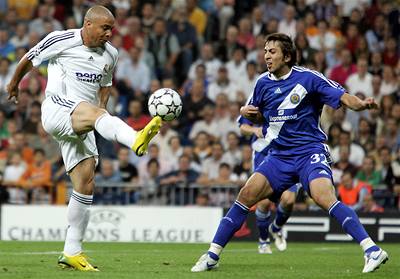 Ronaldo (vlevo) v souboji s kyjevským Gravaniem.