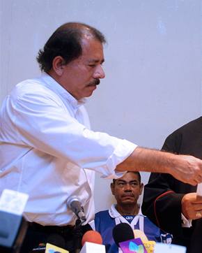 Bývalý sandinistický vdce Manuel Ortega (vlevo) opt kandiduje na prezidenta.
