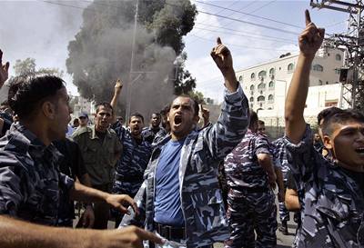 Palestintí policisté protestují v Gaze.