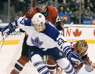 NHL: Alexei Ponikarovsky (Toronto) v souboji s Mikem Fisherem (Ottawa). 