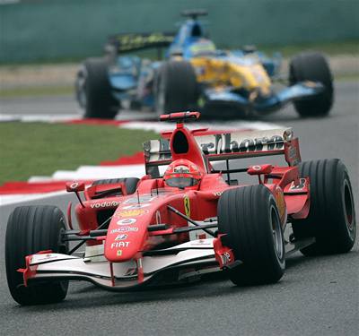 Schumacher dohnal Alonsa v čele formule 1