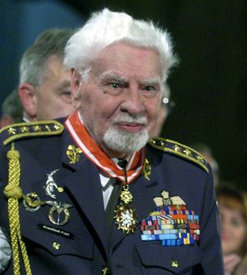 František Fajtl na snímku z 28. října 2004 po převzetí Řádu Bílého lva