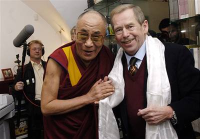 Tibetský duchovní vdce dalajláma, který se v Praze úastní konference Forum 2000, se vera setkal s bývalým prezidentem Václavem Havlem. 