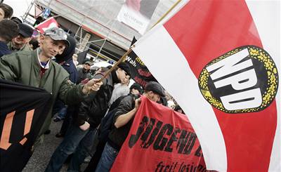 Zatímco nmetí neonacisté v sobotu protestovali v ulicích Hamburku, v Belgii se uskuteníl nejvtí koncert neonacistických kapel v Evrop.
