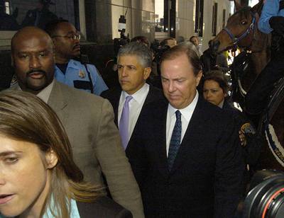 Bývalý editel Enronu Jeffrey Skilling odchází od soudu, který ho odsoudil na 24 let vzení.