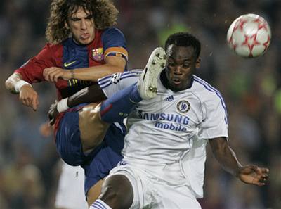 Souboj barcelonského Carlese Puyola (vlevo) a Michaela Essiena z Chelsea.