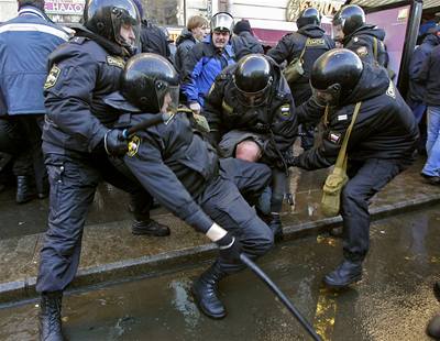 Ruská policie zatýká na nepovolené demonstraci.