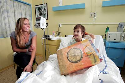 Nicole Vaidišová podpořila děti trpící cystickou fibrózou. Osmiletému Kubovi zpříjemnila pobyt v nemocnici oblíbeným legem. "Bavili jsme se hlavně o fotbale," smála se tenistka.