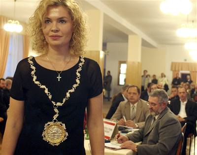 Dvaaticetiletá advokátka Veronika Vlková jenovou primátorkou Karlových Var.