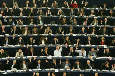 Do europarlamentu kandiduje 33 seskupen 