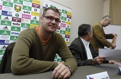 Kapitán národního týmu Martin Lébl (vlevo) na tiskové konferenci před odletem volejbalistů.