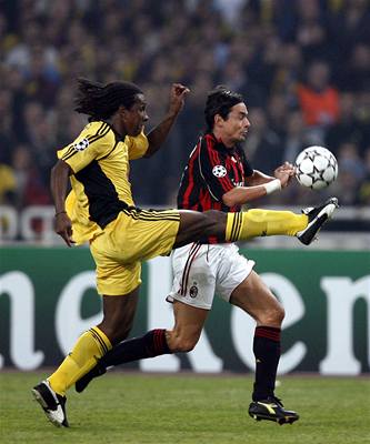 Aténský  Emerson se pokouí zastavit Filippa Inzaghiho z AC Milán.