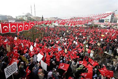 Tisce lid demonstruj v Istanbulu proti papei