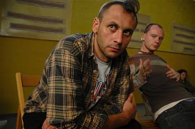 Život v komunitě. Igor Chmela a Jan Budař hrají v Pravidlech lži narkomany, kteří se snaží zbavit své závislosti - na drogách i na lži.