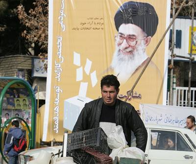 Vdce islámské revoluce ajatolláh Alí Chameneí (na plakátu).