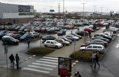 Ucpané parkovit na Zliín. Tak vypadala bhem víkendu i vechna ostatní parkovit u obchodních center v Praze a jejím okolí.