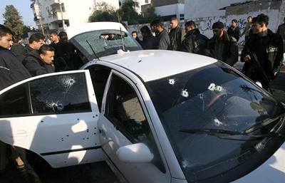 Roztílené auto ve kterém zahynuli ti synové palestinského zpravodajského dstojníka Bahá Balúy.