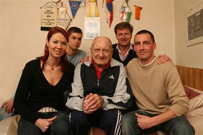 Nejlépe se Karel Bárt, doyen eského moderního ptiboje, cítí mezi bývalými svenci.