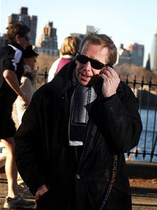 BHEM PROCHZKY v Central Parku Havlovi telefonoval Jan Tska. I po letech strvench ve veejnm ivot nem Havel rd pzovn. Uvolnil se a bhem telefonickho hovoru.
