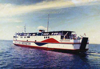 Indonéský trajekt, který se potopil s nkolika sty pasaéry nedaleko Jávy (foto z roku 1990).