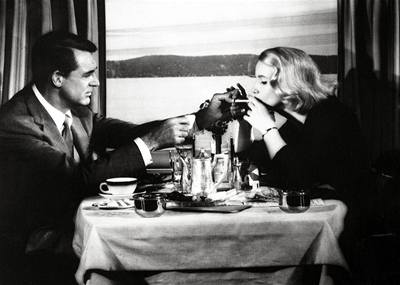 Náhodné setkání? Svdný Cary Grant a tajemná Eva-Marie Saintová v Hitchcockov filmu Na sever severozápadní linkou.