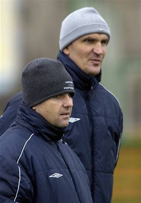 Vlastislav Mareček (vlevo) s asistentem Jiřím Bartlem při tréninku.