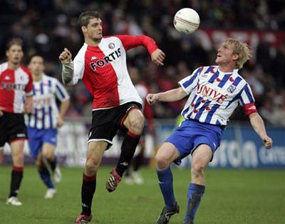 Angelos Charisteas v červenobílém dresu Feyenoordu Rotterdam.