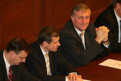 Mirek Topolánek (vpravo) a Jií unek pi jednání o dve vlád.