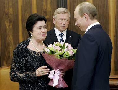 Vladimír Putin pedává kvtiny dcei sovtského kosmonauta Koroljova.