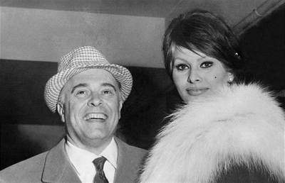 Carlo Ponti na snímku s manelkou Sophií Lorenovou.