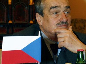 Ministr zahraninch vc Karel Schwarzenberg pi jednn s prvn zahranin nvtvou.