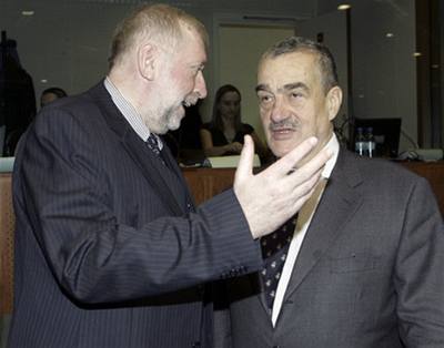 eský ministr zahranií Karel Schwarzenberg (vpravo) se svým slovinským protjkem Dmitrijem Rupelem.
