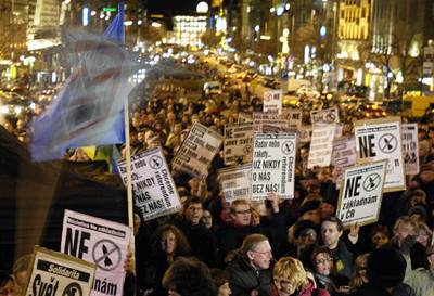 Stovky lid demonstrovaly  v Praze proti zkladnm