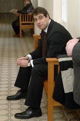 Bývalý ministr informatiky Vladimír Mlyná eká na soudní jednání.