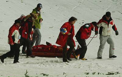 Záchranáři odvážejí českého skokana Jana Mazocha, který se zranil při závodě v polském Zakopanem.