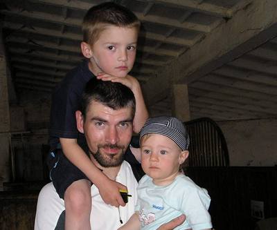 Michal Hebíek se svými syny - se starím strávil na "mateské" dva a pl roku.