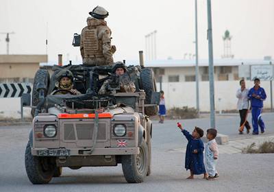 Kadodenní realita  v Iráku: Vojáci se snaí udret klid.