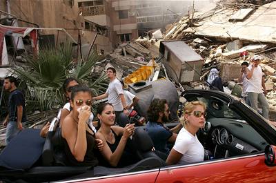 Vítzný snímek World Press Photo. Pátele pozorují v Bejrútu trosky budov.