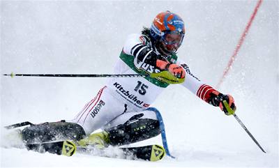 Svátek ly�a��. Rainer Schönfelder na trati v Kitzbühelu.