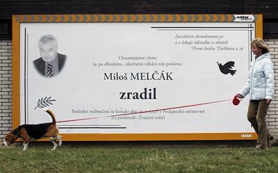 Antikampa proti Miloi Melákovi. S podobnými plakáty se setkává v Brn i Michal Pohanka.