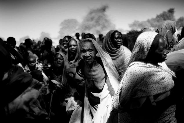 Druhé místo v kategorii General News. Uprchlíci v Darfuru. Autorem je dánský fotograf Jan Grarup. 