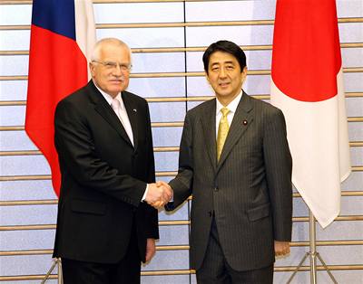 Prezident Václav Klaus na setkání s japonským premiérem inzó Abém.