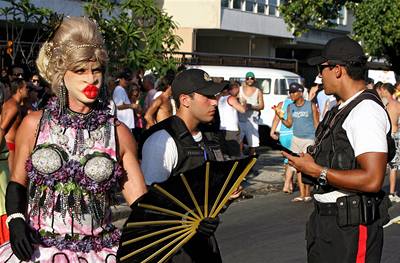 Policejní manévry. Karneval v Riu i letos hlídají stovky policist se samopaly v rukou. Násilí ale pesto neustává.