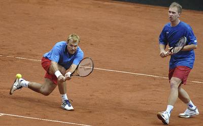 etí tenisté Pavel Vízner a Luká Dlouhý podlehli v utkání americkému páru Mike Bryan a Bob Bryan tikrát 4:6.