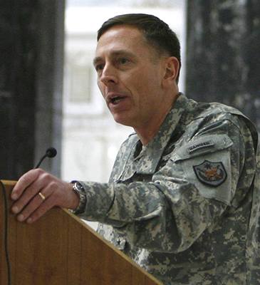 Generál David Petraeus, velitel amerických sil v Iráku.