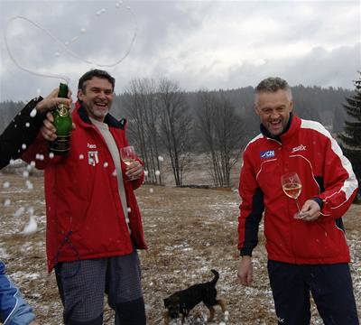 Trenér Kateiny Neumannové Stanislav Frühauf (vpravo) oslavoval 27. února s páteli na umavském Zadov její vítzství v bhu na 10 kilometr volnou technikou na mistrovství svta v japonském Sapporu. 